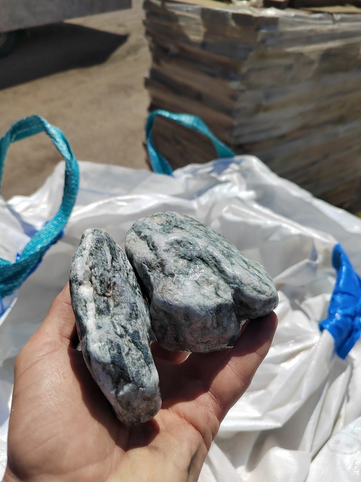 фото Галтованный жадеит (фр. 70-100 мм)  купить в Ростове в интернет-портале 