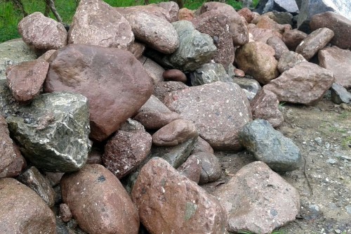 Конгломераты фр. 300-1000 мм.  купить в Ростове кварц мрамор диабаз коричневый, серый зеленоватый речной валун крупный 6500 руб/т   фото 