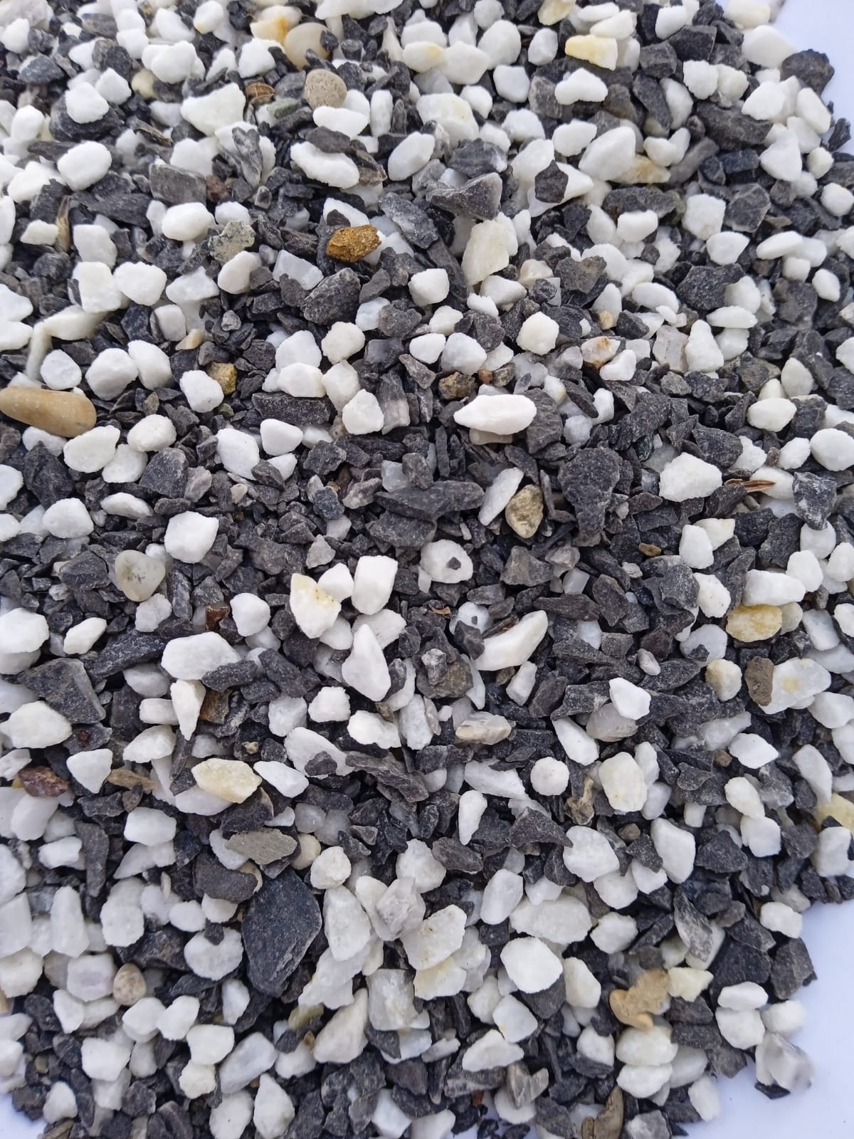  Мраморная галька (щебень галтованный микс:белый-черный-розовый-медовый) фр.5-10 мм.  купить  в Ростове мрамор белый, медовый, черный, розовый мраморный галтованный щебень декоративный ландшафтный 14500 руб/т   фото 