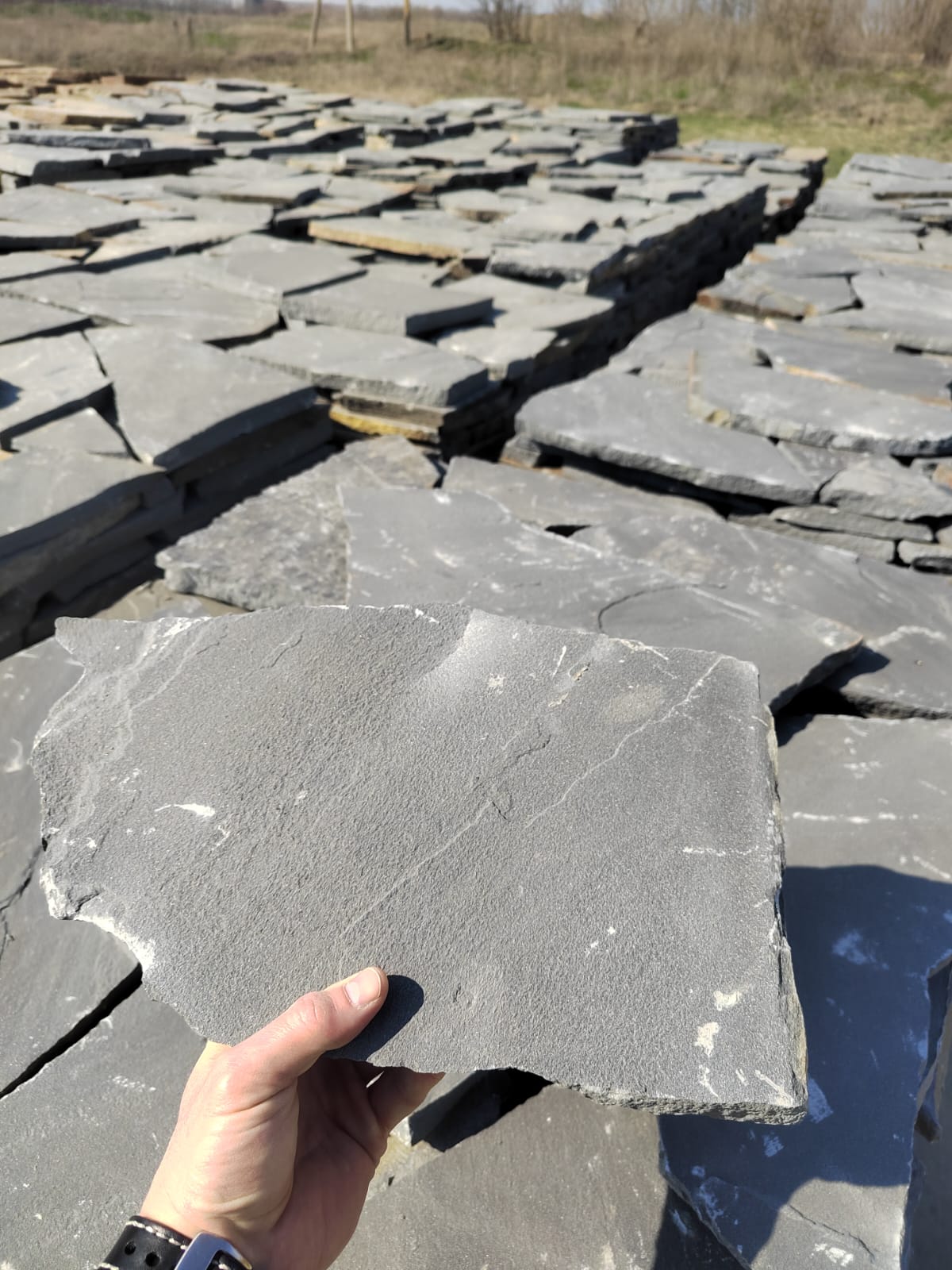 Песчаник пластушка светло-серый (2,0 см)  купить  в Ростове плитняк- ластушка светло-серый, серый рваный ландшафтный плитняк колотый 7 500 руб/м3   фото 