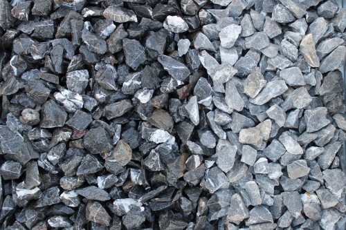  Щебень крошка черный (мрамор) фр. 20-40 мм.  купить  в Ростове мрамор черный с белыми прожилками мраморная каменная крошка 9000 руб/т   фото 