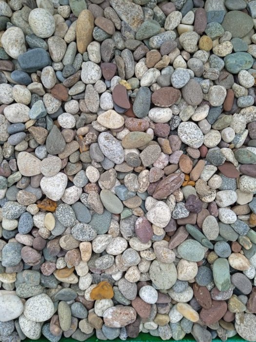  Галька горная речная окат (цветная) фр. 20-40 мм. купить   в Ростове галька речная серый синий бежевый белый окатанная речная галька ландшафтная 5000 руб/т   фото 