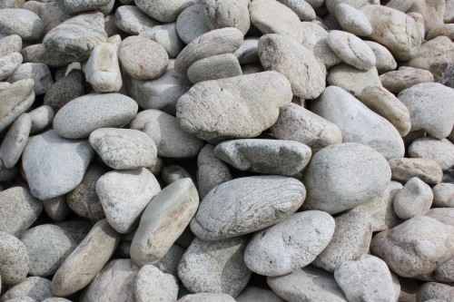 Бело-серый валунчик фр.100-300 мм.  купить в Ростове крупный камень для ландшафта серый, белый бело-серый валун крупная галька 4500 руб/т   фото 