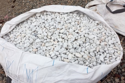  Галька белая мраморная (щебень галтованный белый), фр.20-40 мм.  купить  в Ростове мрамор белый бежевый молочный мраморный щебень декоративный 14500 руб/т   фото 