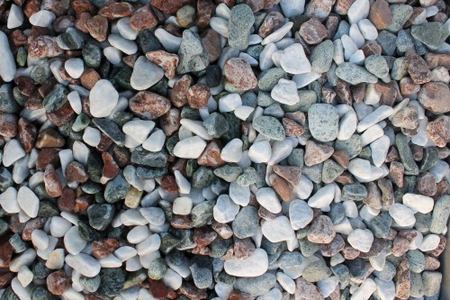  Микс разноцветной гальки (щебень галтованный микс:белый-зеленый-розовый) фр.20-40 мм.  купить  в Ростове мрамор белый, зеленый, розовый мрамор декоративный (галтовка) 14500 руб/т   фото 