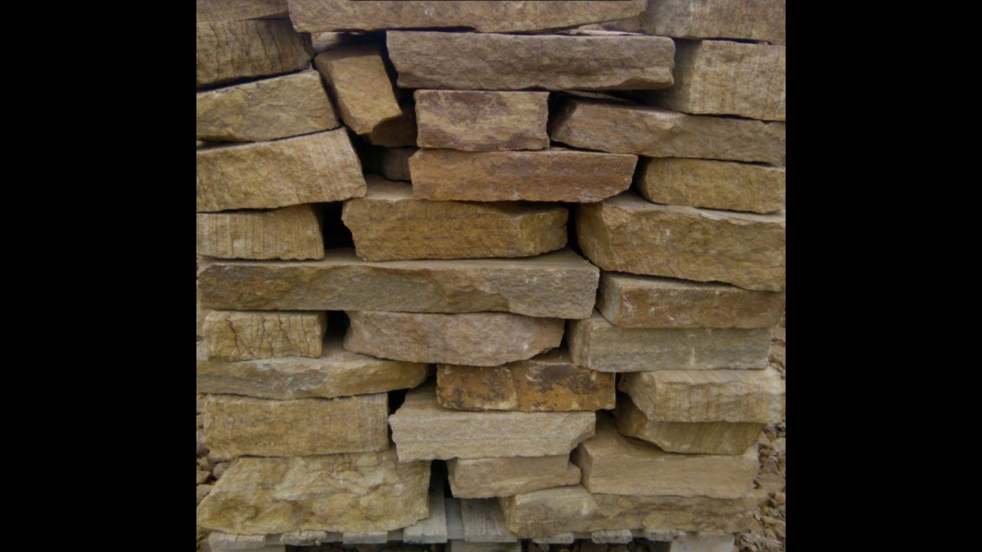 Песчаник пластушка желтый с рисунком (4-6 см)  купить  в Ростове плитняк пластушка желтый с рисунком песчаник 9 000 руб/м3   фото 