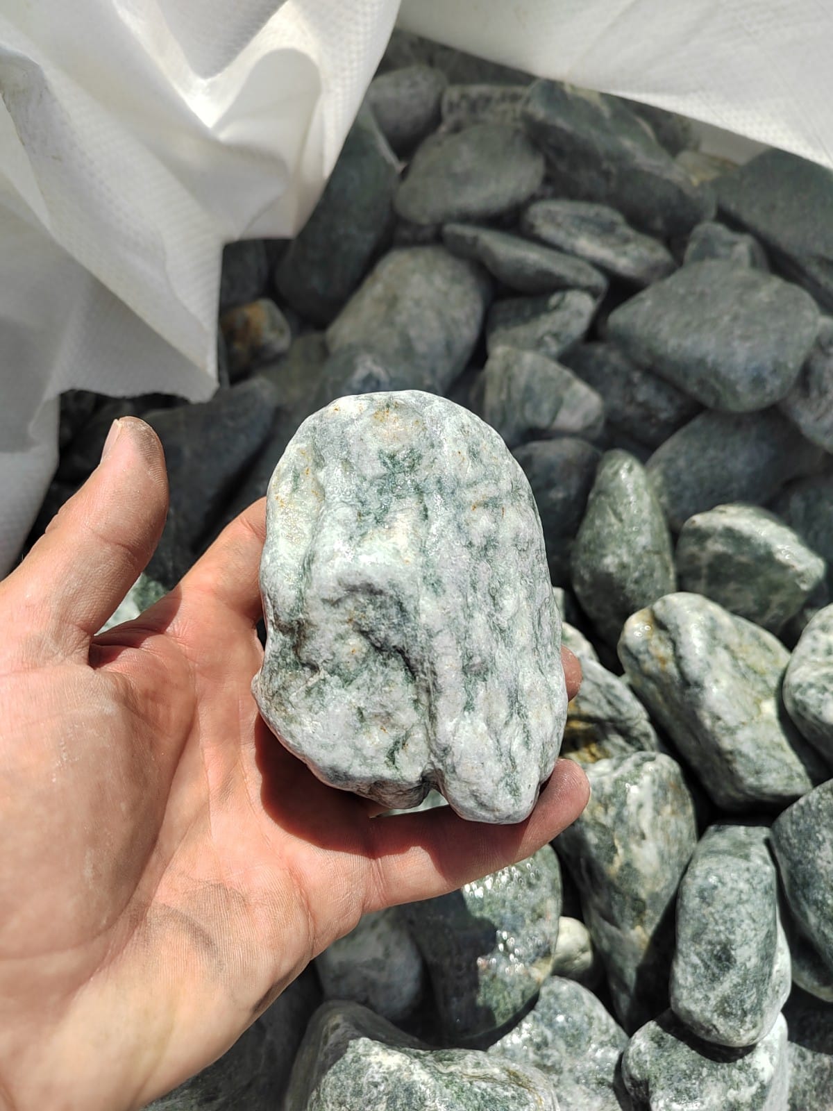 фото Галтованный жадеит (фр. 70-100 мм)  купить в Ростове в интернет-портале 