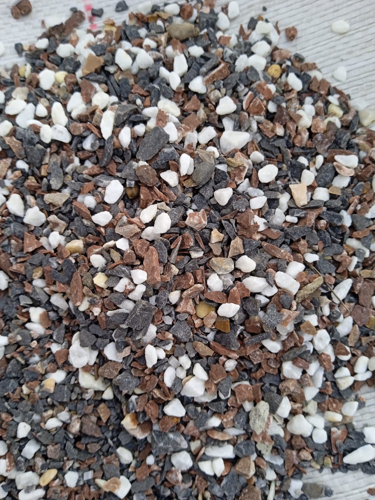  Мраморная галька Далматин (щебень галтованный микс:: белый-черный) фр.5-10 мм  купить  в Ростове мрамор белый, черный, молочный, серый галтовка мраморная окатанная декоративная ландшафтная 14500 руб/т   фото 