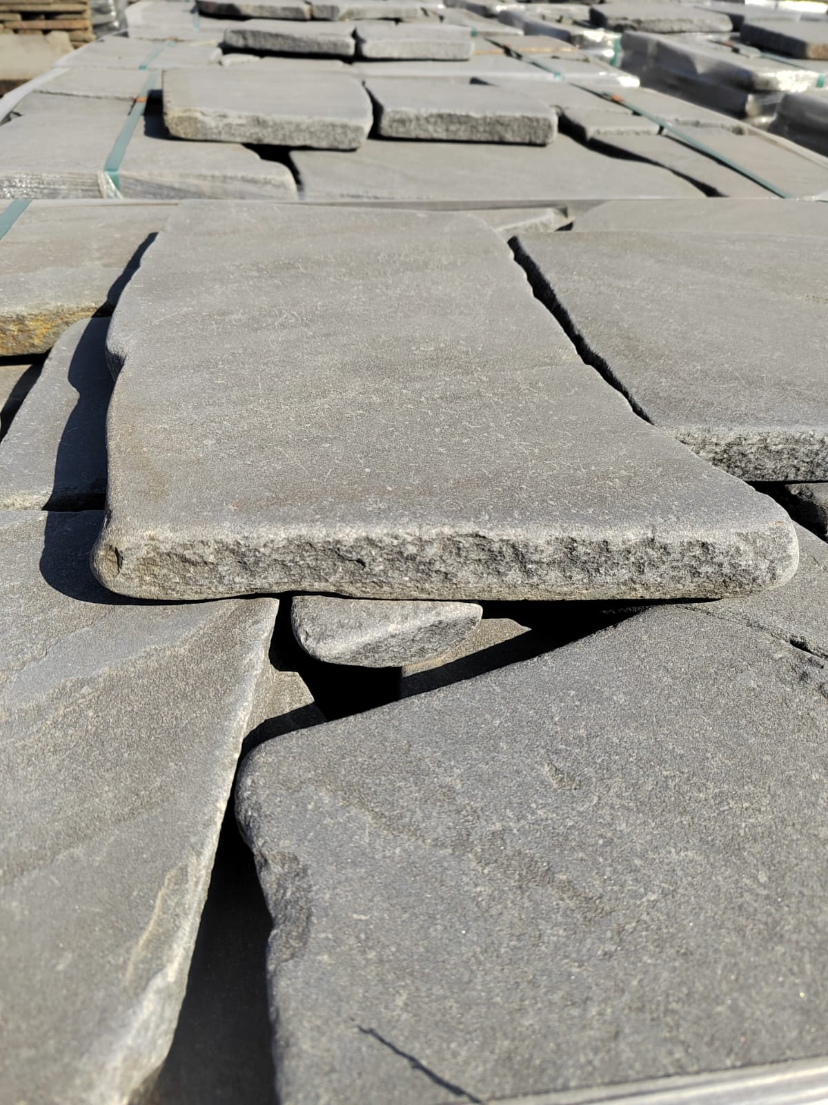 Песчаник галтованный для облицовки (фр. 2-5 см)  купить  в Ростове песчник рыжий желтый серый песчаник окатанный речной 6 000 руб/т   фото 