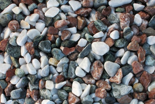 Микс разноцветной гальки  (щебень галтованный микс:белый-черный-розовый) фр.40-70 мм.  купить  в Ростове мрамор белый, черный розовый декоративный щебень галтованный 14500 руб/т   фото 