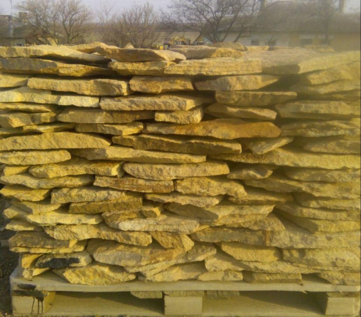 Песчаник пластушка "фонтанка" желтая (3,0 - 5,0 см)  купить  в Ростове песчаник желтая, рыжий, желтый песчаник колотый рваный со сколом облицовочный 8 500 руб/м3   фото 