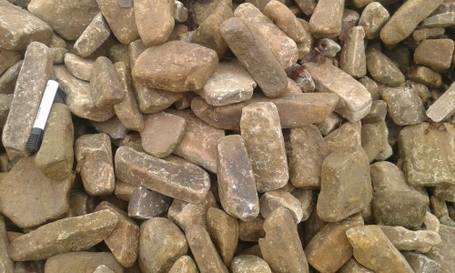 Песчаник для строительства и кладки блочный (фр 100-200 мм)  купить  в Ростове песчаник бежевый серый рыжий валун мелкий для строительства песчаник 6500 руб/т   фото 