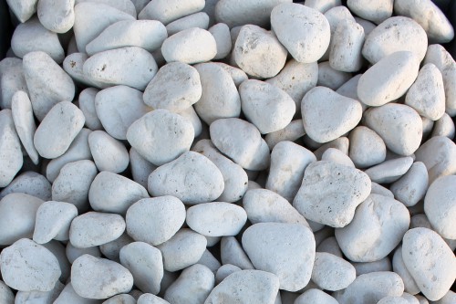 Белая галька (щебень галтованный белый мрамор) фр.5-10 мм.  купить  в Ростове мрамор белый, айвори, молочный каменная мраморная декоративная ландшафтная крошка 14500 руб/т   фото 