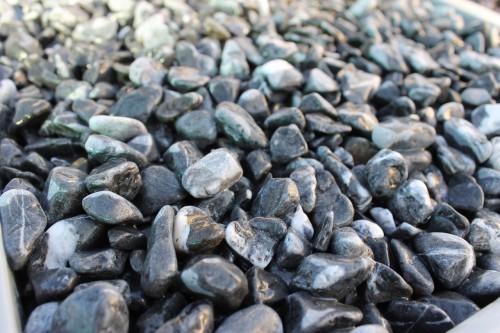 Черная галька с прожилками (галтованный черный мрамор) фр.10-20 мм.  купить  в Ростове мрамор черный с белыми прожилками, черный, белый окатанный округлый ландшафтный декоративный щебень 13500 руб/т   фото 