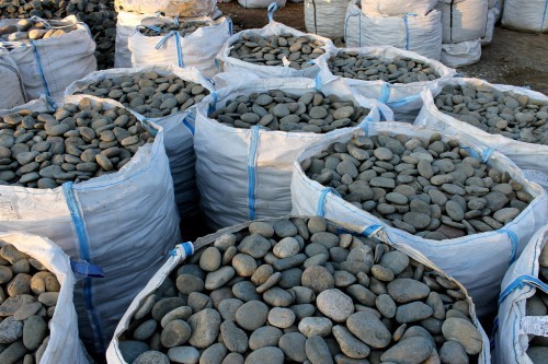 Kamenclub.ru: Галька речная плоская (темно-серая) фр. 100-200-300 мм. купить   в  Ростовегалька речная плоская темно-серый, серый, синий речной галечник плоский 6000 руб/т   фото КАМЕНЬ КЛУБ