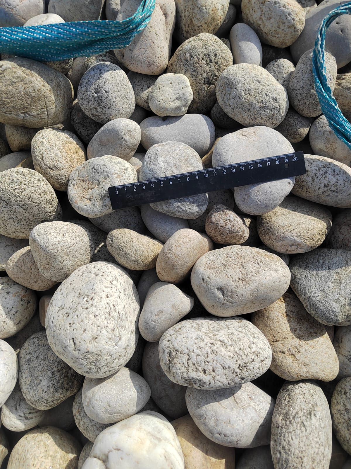  Галька речная окат (серо-белая) фр. 70-120 мм купить   в Ростове галька галечник бело-серая, серо-белая, серая, белая речная природная галька  5500 руб/т   фото 