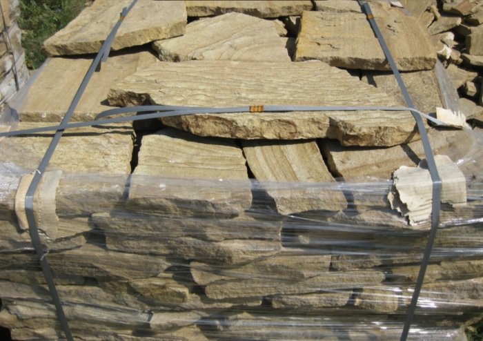  Песчаник пластушка желтый с рисунком (3 см)  купить  в Ростове песчаник желтый с рисунком, рыжий, желтый песчаник пластушка ландшафтная рваная 8 500 руб/м3   фото 