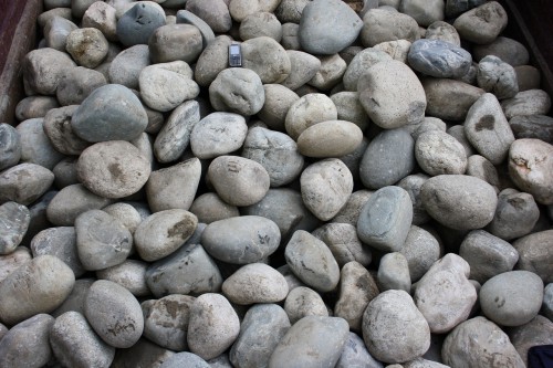 Речной валун (Ассорти) фр.100-300 мм.  купить в Ростове галечник серый, темно-серый, светло-серый речная галька крупных размеров 4200 руб/т   фото 