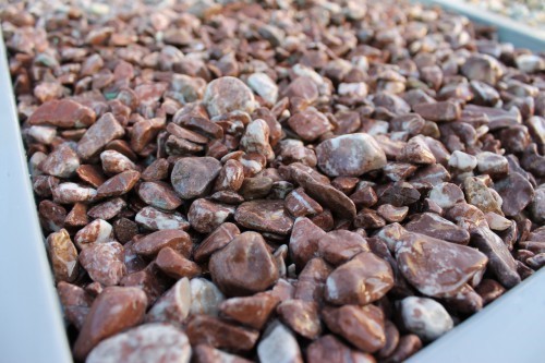  Розовая мраморная галька (щебень галтованный розовый) фр.10-20 мм.  купить  в Ростове мрамор розовый, красный ландшафтный декоративный окатанный округлый щебень 13500 руб/т   фото 