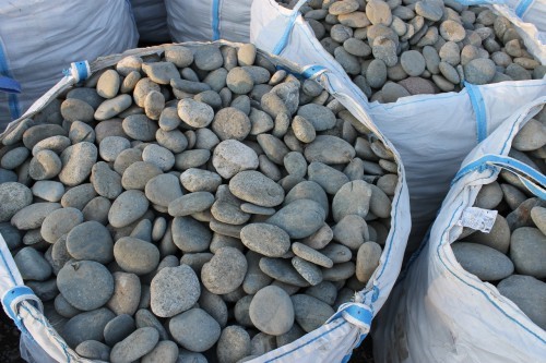 Kamenclub.ru: Галька речная плоская (ассорти) фр. 100-200-300 мм купить   в  Ростовегалька галечник природный серый, белый темно-серый синий рыжий светло-серый природная галька плоская крупная 5500 руб/т   фото КАМЕНЬ КЛУБ