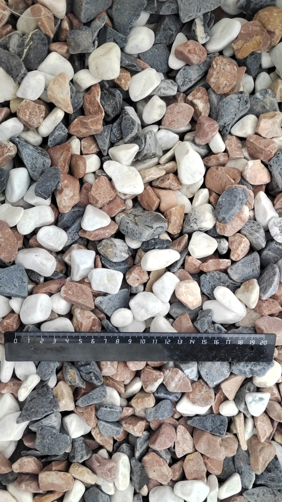 Микс разноцветной гальки (щебень галтованный микс:белый-зеленый-розовый) фр.20-40 мм.  купить  в Ростове мрамор белый, зеленый, розовый мрамор декоративный (галтовка) 14500 руб/т   фото 
