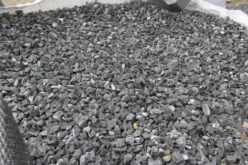  Щебень крошка черный (мрамор) фр. 10-20 мм.  купить  в Ростове мрамор черный с белыми прожилками, черный, белый каменная ландшафтная декоративная крошка щебня 9000 руб/т   фото 