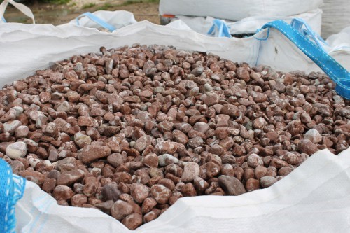  Розовая мраморная галька (щебень галтованный розовый) фр.10-20 мм.  купить  в Ростове мрамор розовый, красный ландшафтный декоративный окатанный округлый щебень 13500 руб/т   фото 