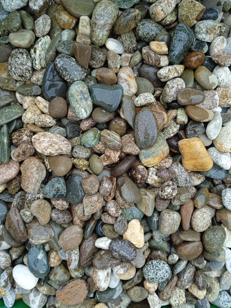  Галька горная речная окат (цветная) фр. 20-40 мм. купить   в Ростове галька речная серый синий бежевый белый окатанная речная галька ландшафтная 5000 руб/т   фото 