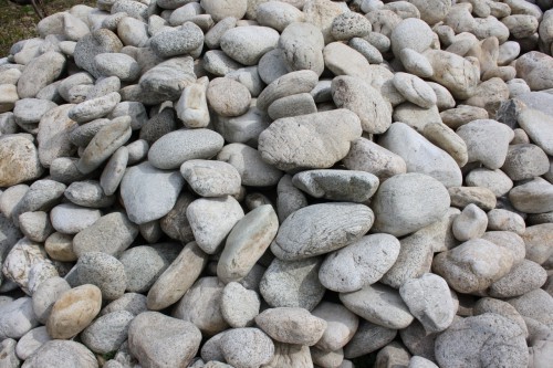  Бело-серый валунчик фр.100-300 мм.  купить в Ростове крупный камень для ландшафта серый, белый бело-серый валун крупная галька 4500 руб/т   фото 
