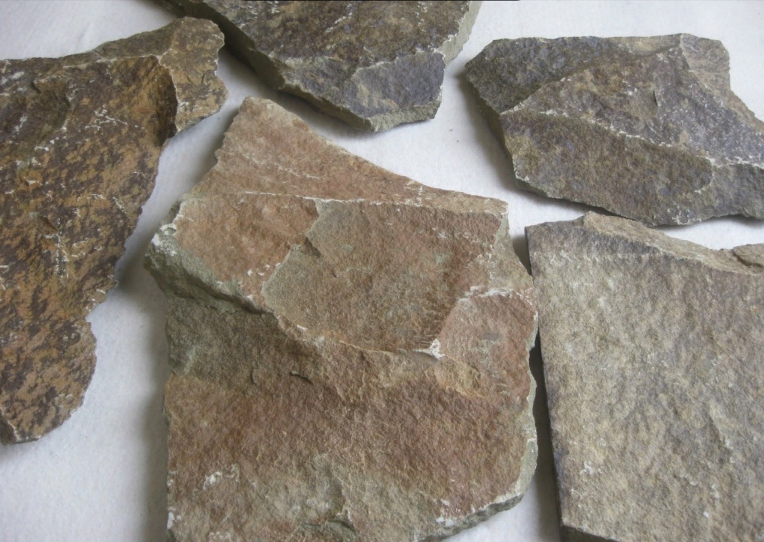 Песчаник пластушка "фонтанка" серо-зеленая (3,0-5,0 см)  купить  в Ростове песчаник серо-зеленая колотые плитки облицовочные пластушки 8 500 руб/м3   фото 