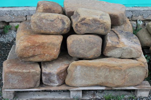  Песчаник для строительства и кладки (фр. 200-400 мм)  купить  в Ростове песчаник бежевый серый рыжий желтый блоки для строительства из песчаника 6500 руб/т   фото 