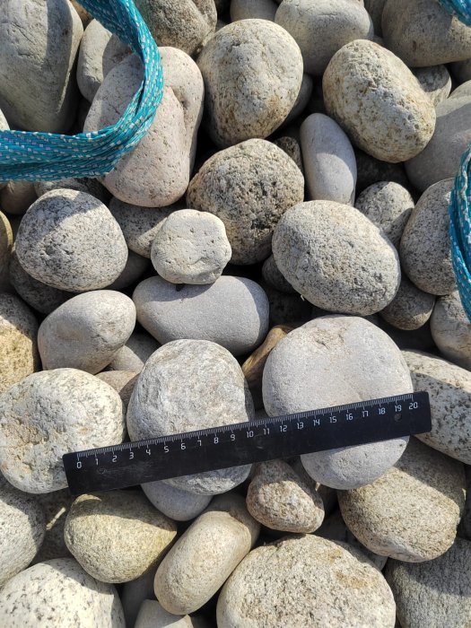  Галька речная окат (серо-белая) фр. 70-120 мм купить   в Ростове галька галечник бело-серая, серо-белая, серая, белая речная природная галька  5500 руб/т   фото 