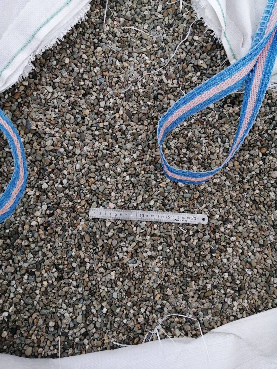  Галька речная окат (серая) фр.3-5 мм купить   в Ростове галька речная серая бежевый темно-серый окатанный речной камень округлый 8000 руб/т   фото 