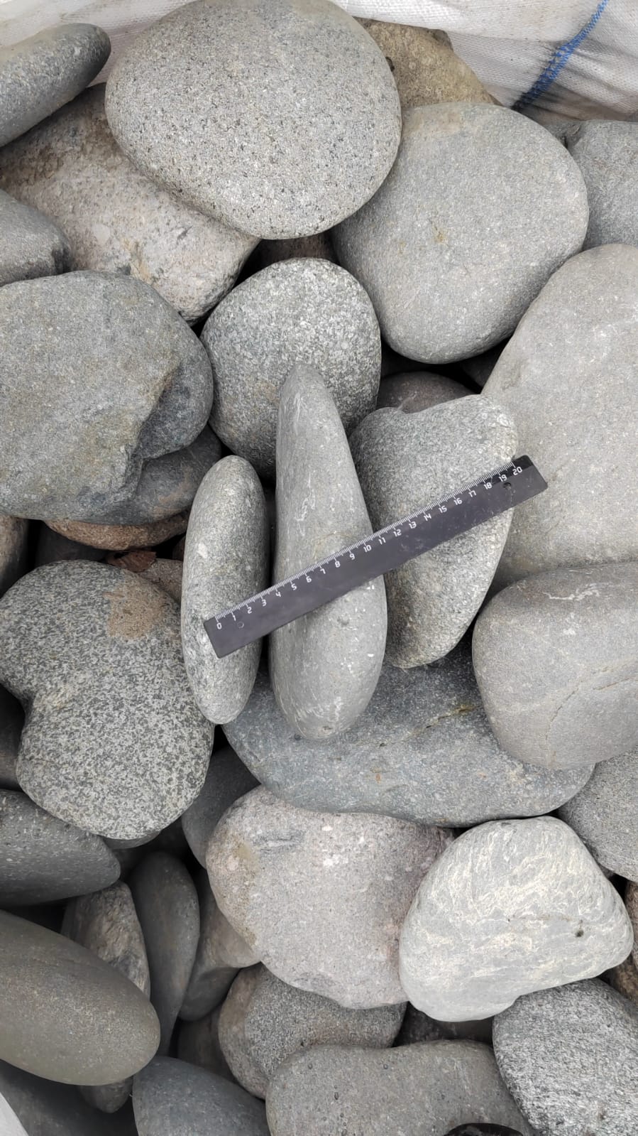 Kamenclub.ru: Галька речная плоская (темно-серая) фр. 70-150 мм. купить   в  Ростовегалечник природный темно-серый серый синий речная плоская природная окатанная  7000 руб/т   фото КАМЕНЬ КЛУБ