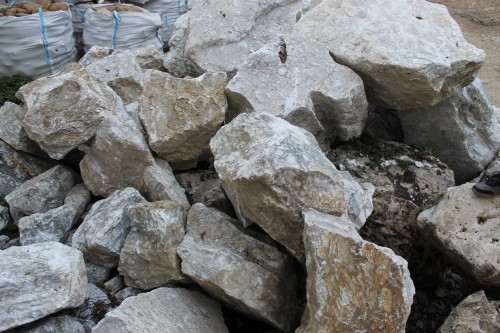  Мраморизированный известняк фр. 100-500 мм.  купить в Ростове известняк серый белый темно-серый сероватый валун природного образования окатанный 7 500 руб/т   фото 