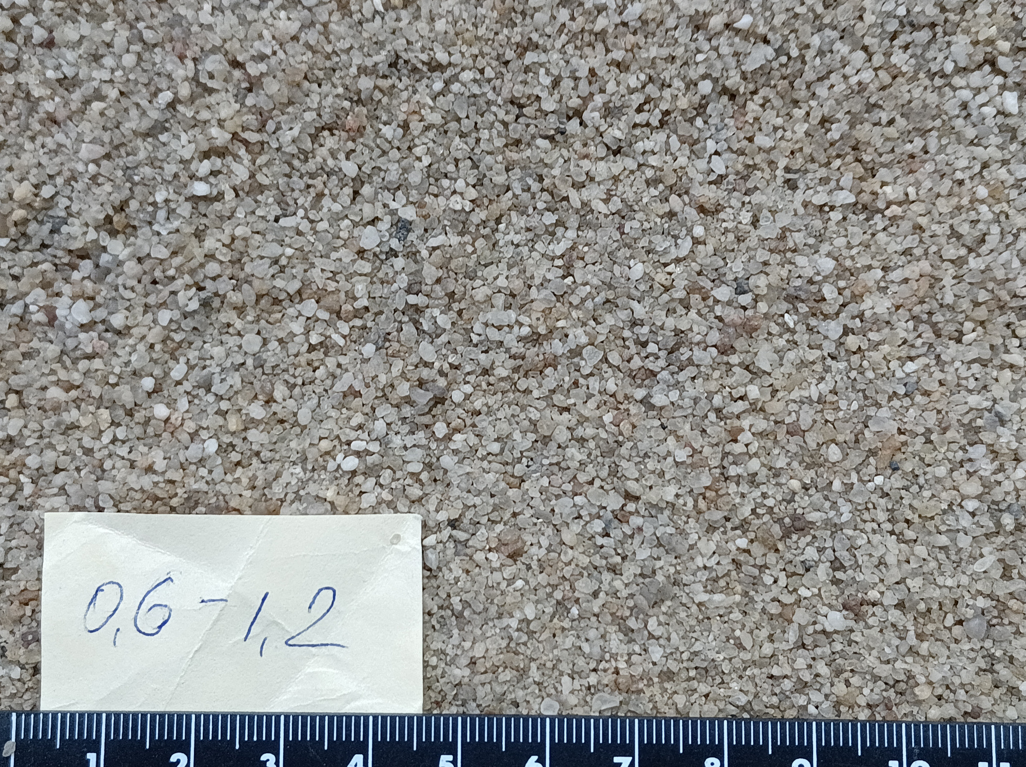 Кварцевый песок для площадок фр. 0,6-1,2 мм.  купить в Ростове фото 